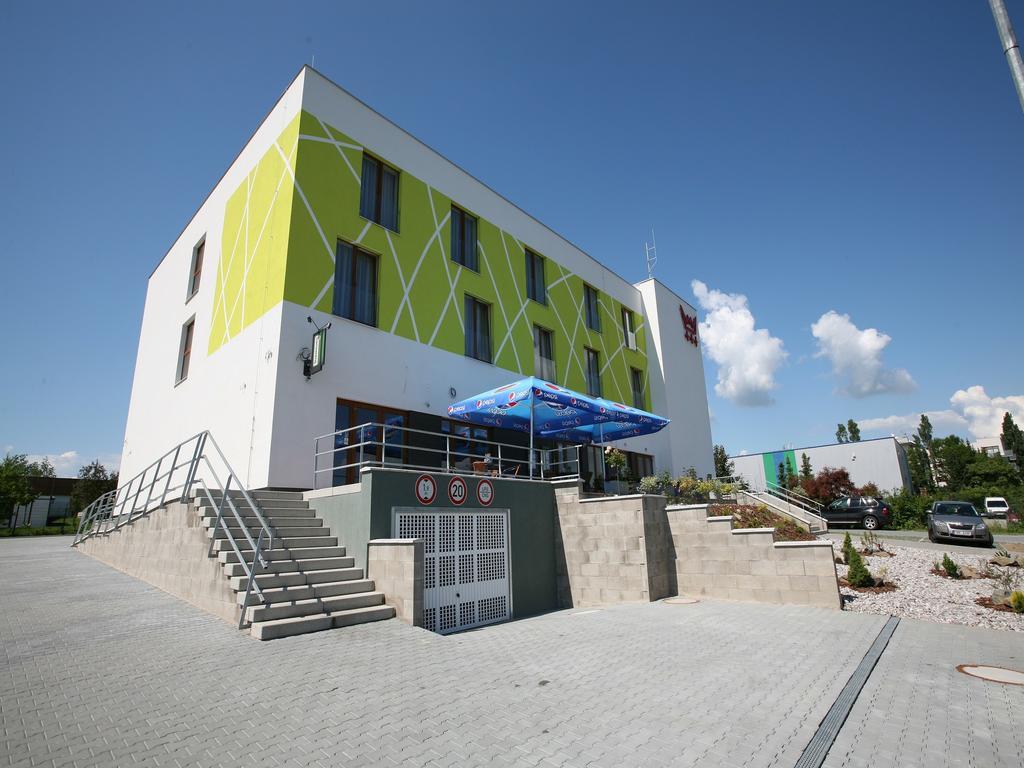 Nad Kralovnou Hotel & Restaurant Prague Exterior photo